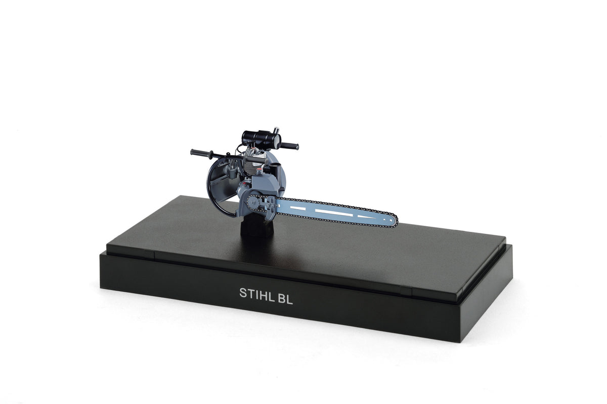 STIHL model historycznej pilarki – typ BBÜ (skala 1:12)
