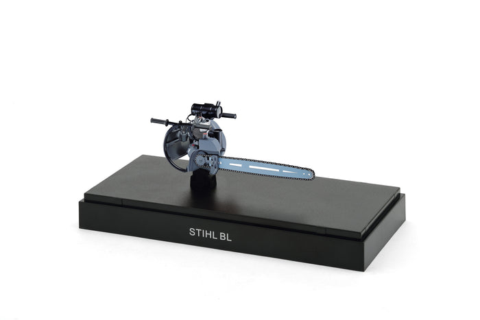 STIHL model historycznej pilarki – typ BBÜ (skala 1:12)